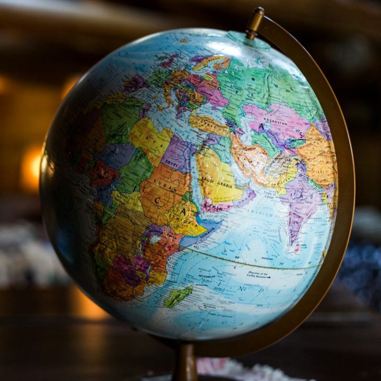 Commerce mondial avec GLOBAL TRADE SERVICES Globe terrestre avec des pays colorés, centrée sur l'Afrique et l'océan Indien.